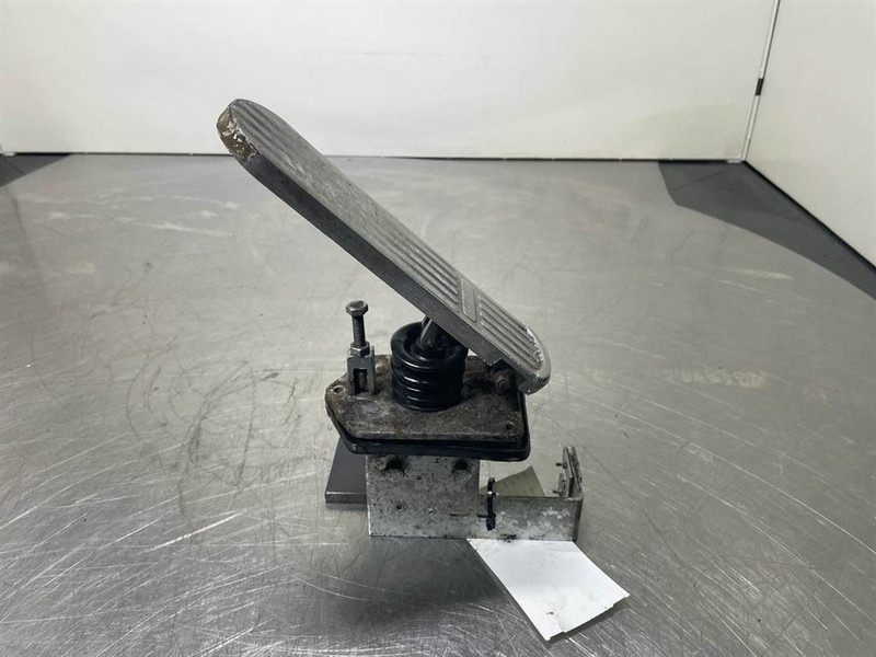 O & K L25.5 - Gas pedal/Fusspedal/Gaspedaal - Cabina e interior para Maquinaria de construcción: foto 1 O & K L25.5 - Gas pedal/Fusspedal/Gaspedaal - Cabina e interior para Maquinaria de construcción: foto 1