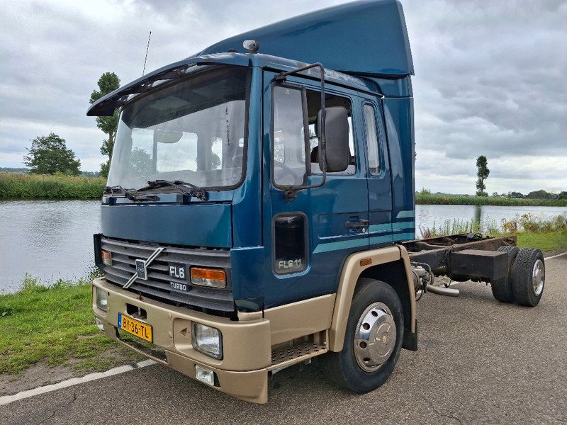 Volvo FL611 - Camión chasis: foto 1 Volvo FL611 - Camión chasis: foto 1