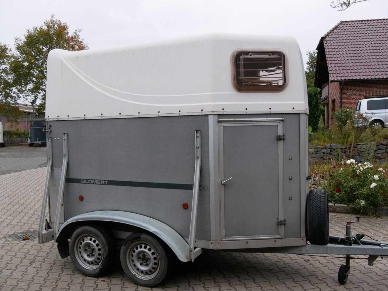 Blomert 1,5 Pferde mit Sattelkammer - Remolque transporte de ganado: foto 1 Blomert 1,5 Pferde mit Sattelkammer - Remolque transporte de ganado: foto 1