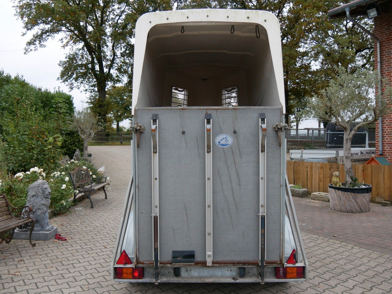 Blomert 1,5 Pferde mit Sattelkammer - Remolque transporte de ganado: foto 2 Blomert 1,5 Pferde mit Sattelkammer - Remolque transporte de ganado: foto 2