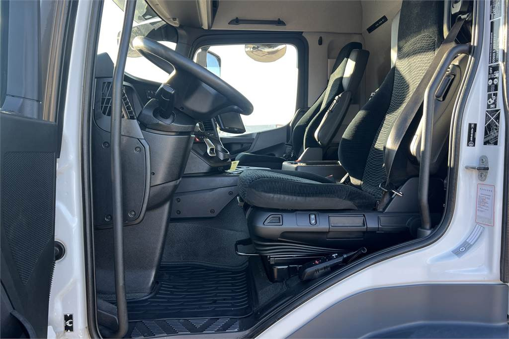 Foto del interior 1: Camión isotérmico Mercedes-Benz ACTROS 2546L-6X2/ 60 FRC 07/2026