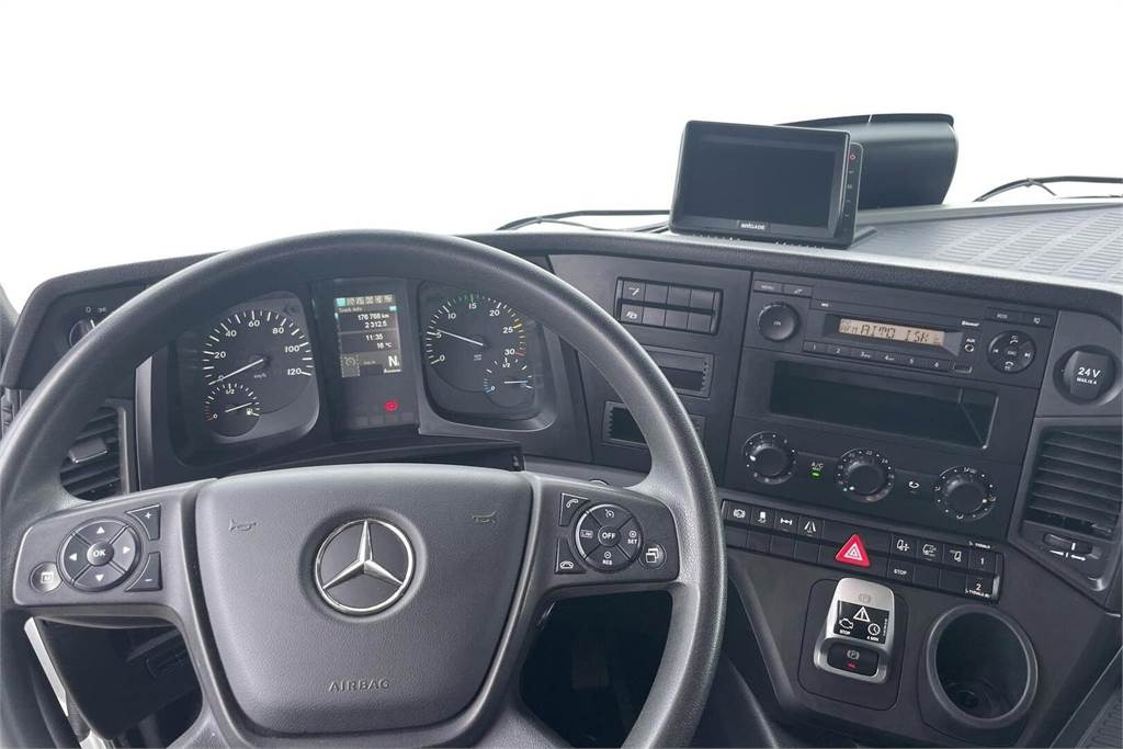Foto del interior 1: Camión isotérmico Mercedes-Benz Actros 1827 4x2 8,7m umpikori+PL nostin