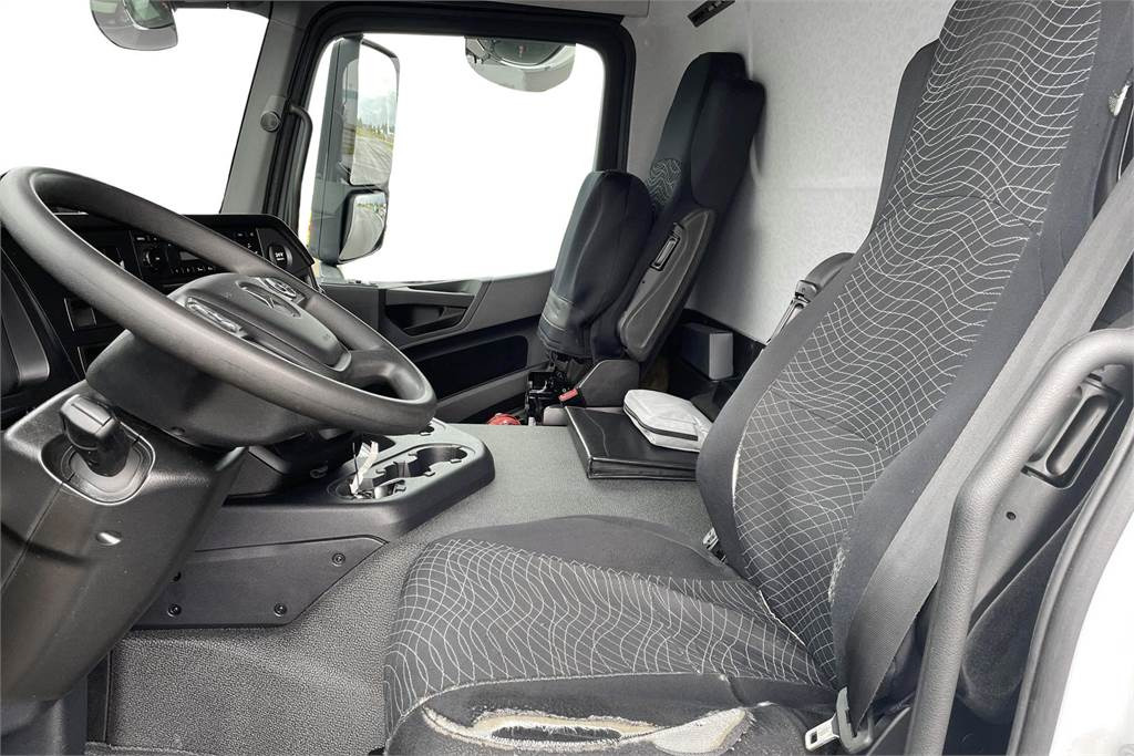 Foto del interior 1: Camión isotérmico Mercedes-Benz Actros 1827 4x2 8,7m umpikori+PL nostin