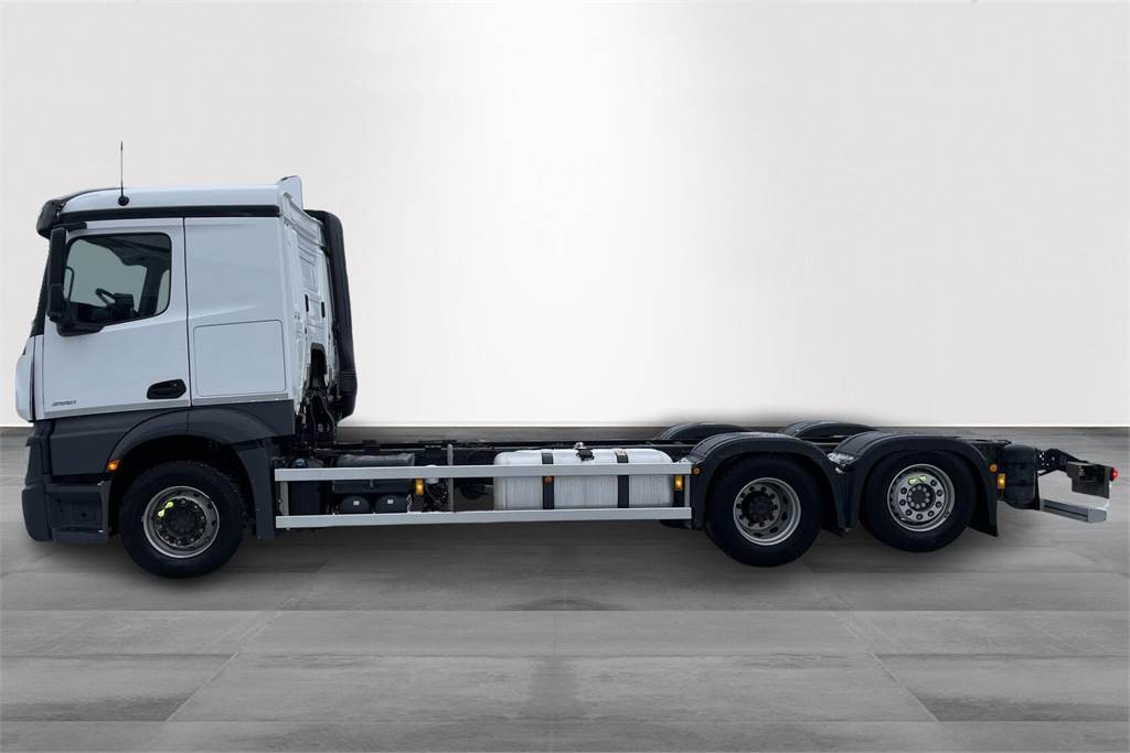 Mercedes-Benz Actros 2551L 6x2 alusta - Camión chasis: foto 2 Mercedes-Benz Actros 2551L 6x2 alusta - Camión chasis: foto 2