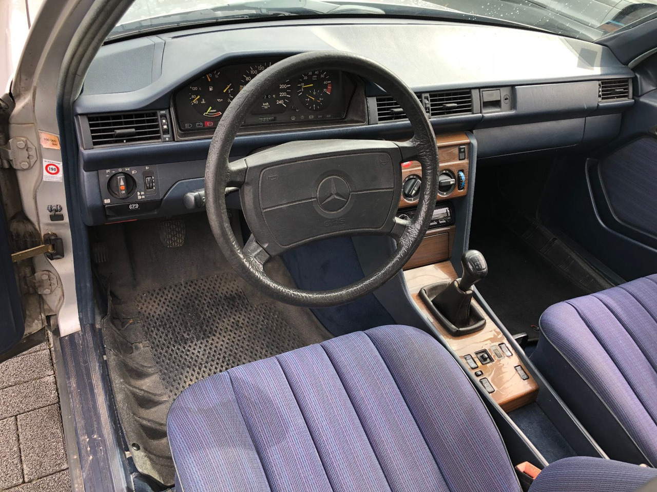Sedan Mercedes-Benz W124 E 260: foto 11