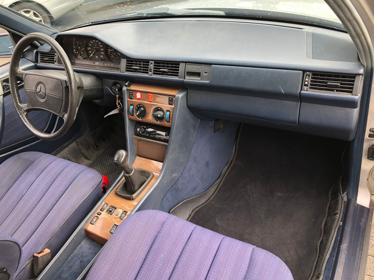 Sedan Mercedes-Benz W124 E 260: foto 23