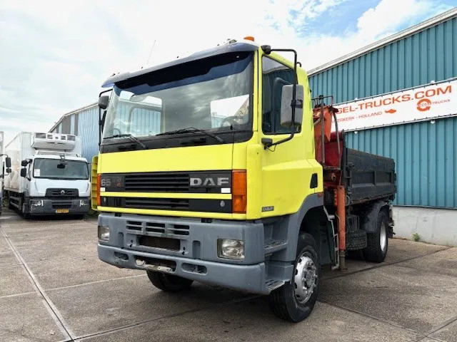 DAF 65 -180ATI 4x4 FULL STEEL 3-WAY KIPPER AND PALFINGER CRANE (EURO 2 / MANUAL GEARBOX / FULL STEEL SUSPENSION / ETC.) - Camión volquete, Camión grúa: foto 1 DAF 65 -180ATI 4x4 FULL STEEL 3-WAY KIPPER AND PALFINGER CRANE (EURO 2 / MANUAL GEARBOX / FULL STEEL SUSPENSION / ETC.) - Camión volquete, Camión grúa: foto 1