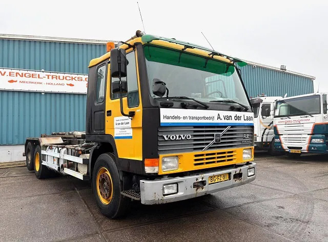 Volvo FL 12.380 6x2 A-RIDE (ORIGINAL DUTCH) HOOK-ARM CONTAINER SYSTEM (FULL STEEL SUSPENSION / REDUCTION AXLE / 10 TIRES / 8.000 KG. F - Camión multibasculante: foto 2 Volvo FL 12.380 6x2 A-RIDE (ORIGINAL DUTCH) HOOK-ARM CONTAINER SYSTEM (FULL STEEL SUSPENSION / REDUCTION AXLE / 10 TIRES / 8.000 KG. F - Camión multibasculante: foto 2