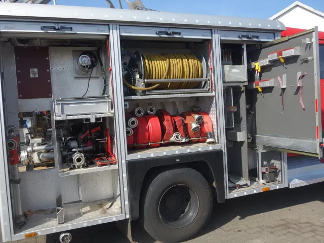 MAN 15 224-with winch 2500liter tank manual gearbox ,ziegler pomp - Camión de bomberos: foto 3 MAN 15 224-with winch 2500liter tank manual gearbox ,ziegler pomp - Camión de bomberos: foto 3