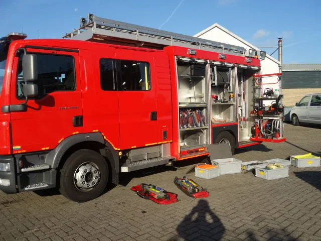 MAN TGM 15.250 FIRE TRUCK,2000 LITER TANK, FOAM TANK, AIRCO,WITH EQUIPMENT - Camión de bomberos: foto 2 MAN TGM 15.250 FIRE TRUCK,2000 LITER TANK, FOAM TANK, AIRCO,WITH EQUIPMENT - Camión de bomberos: foto 2