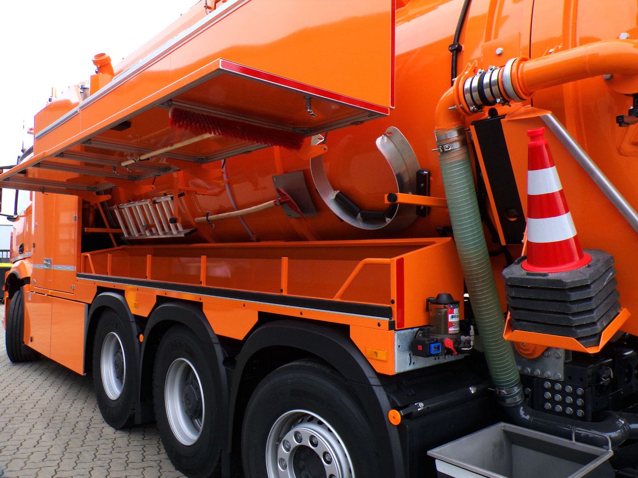 Mercedes-Benz Arocs 3551 8x4 Müller 16mCanalmaster F160EWA WRG - Limpieza de alcantarillado: foto 5 Mercedes-Benz Arocs 3551 8x4 Müller 16mCanalmaster F160EWA WRG - Limpieza de alcantarillado: foto 5