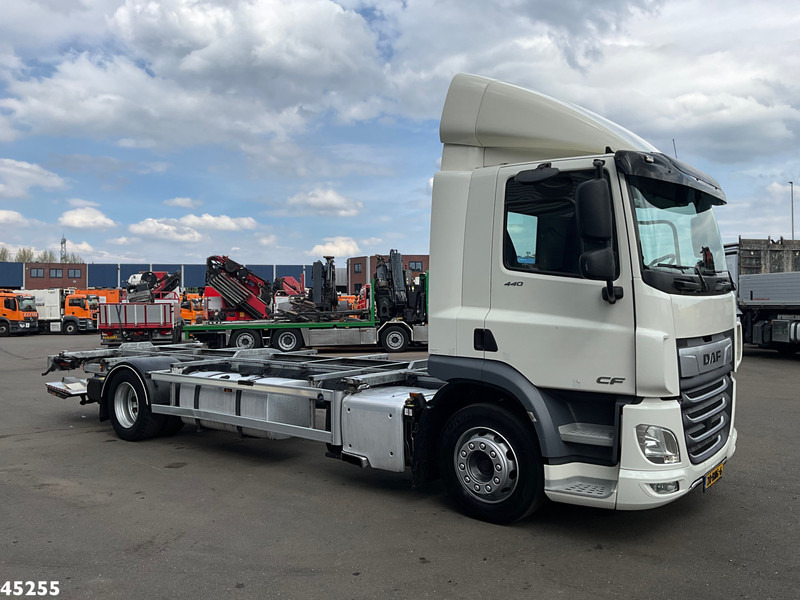 DAF FA CF 340 Euro 6 BDF met DHollandia laadklep - Camión portacontenedore/ Intercambiable: foto 4 DAF FA CF 340 Euro 6 BDF met DHollandia laadklep - Camión portacontenedore/ Intercambiable: foto 4