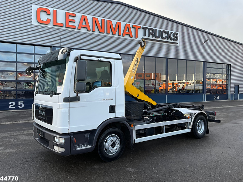 MAN TGL 12.250 Palfinger haakarmsysteem - Camión multibasculante: foto 1 MAN TGL 12.250 Palfinger haakarmsysteem - Camión multibasculante: foto 1