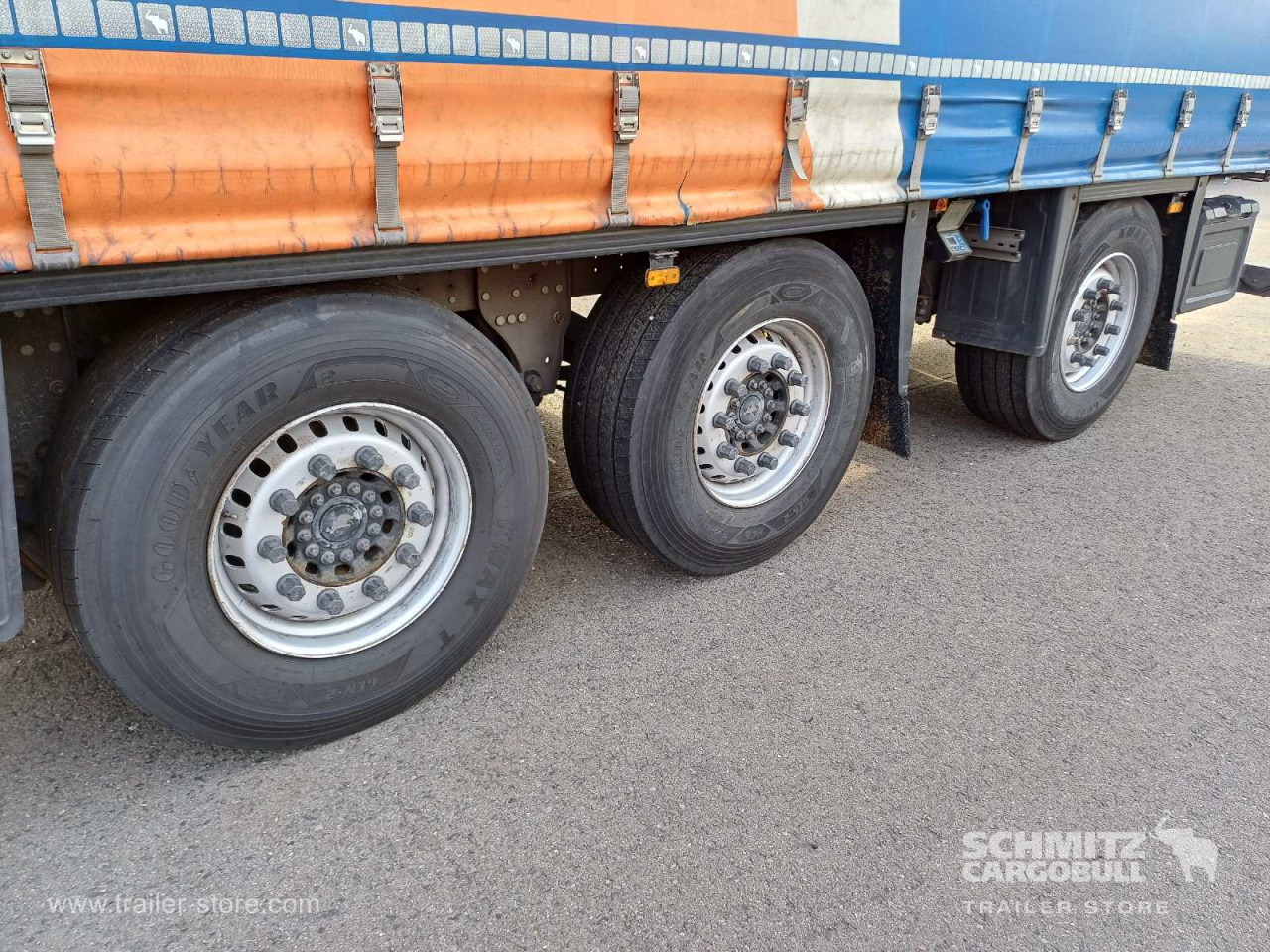 SCHMITZ Auflieger Curtainsider Standard Forklift holder - Semirremolque lona: foto 4 SCHMITZ Auflieger Curtainsider Standard Forklift holder - Semirremolque lona: foto 4