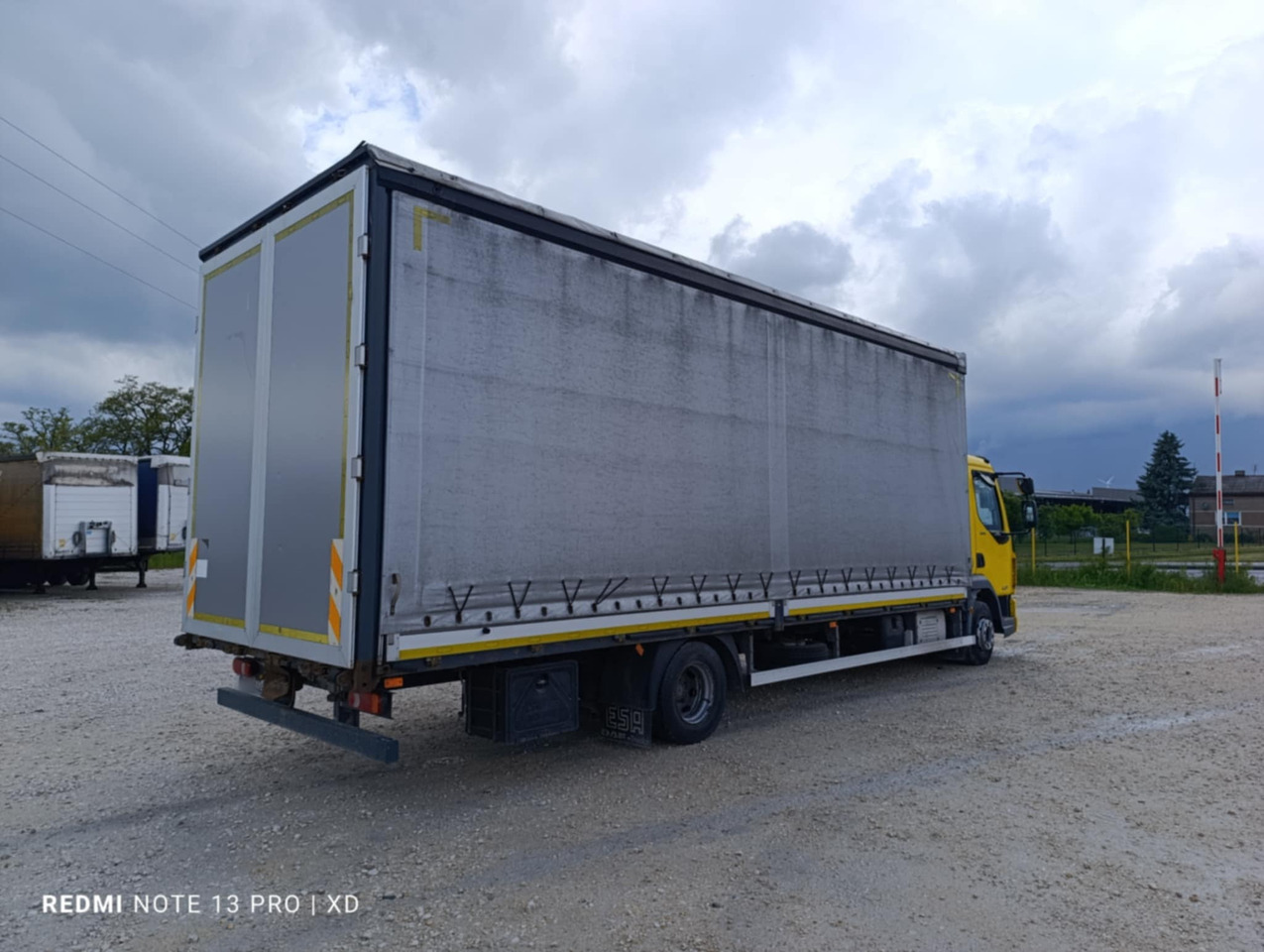 DAF LF 260 / Curtainsider 18 EPAL / sleeper cab - Camión lona: foto 4 DAF LF 260 / Curtainsider 18 EPAL / sleeper cab - Camión lona: foto 4