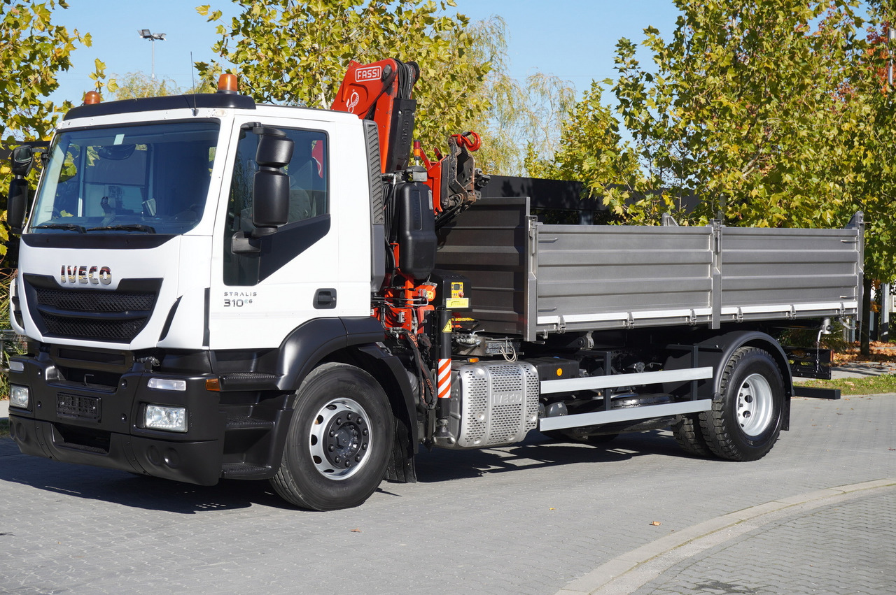 IVECO Stralis 310 E6 / NEW 3-sided tipper / Fassi F135 crane with remote control - Autogrúa: foto 3 IVECO Stralis 310 E6 / NEW 3-sided tipper / Fassi F135 crane with remote control - Autogrúa: foto 3