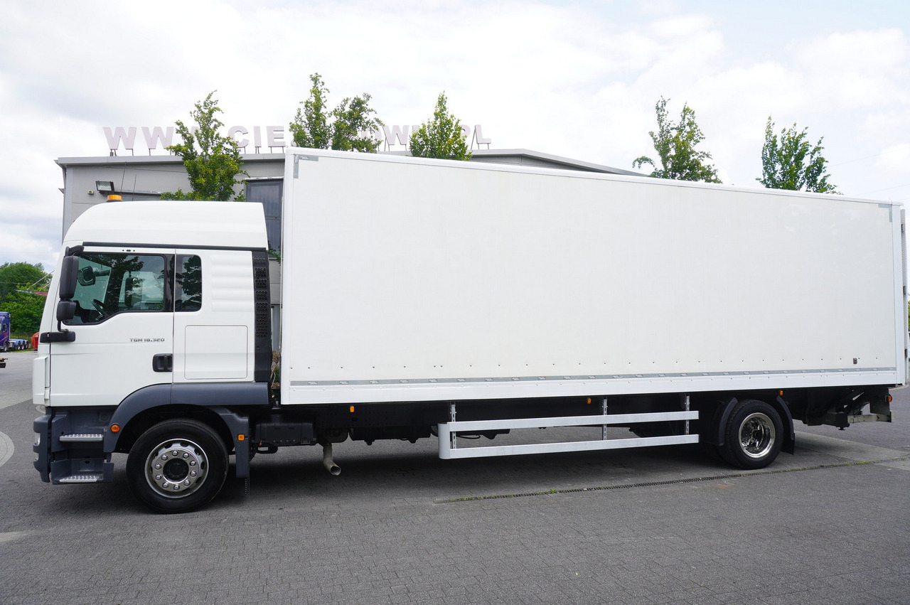MAN TGM 18.320 / 21 EPAL box / 180 tho. km / Dhollandia 2500 kg / sleeping cab - Camión caja cerrada: foto 5 MAN TGM 18.320 / 21 EPAL box / 180 tho. km / Dhollandia 2500 kg / sleeping cab - Camión caja cerrada: foto 5
