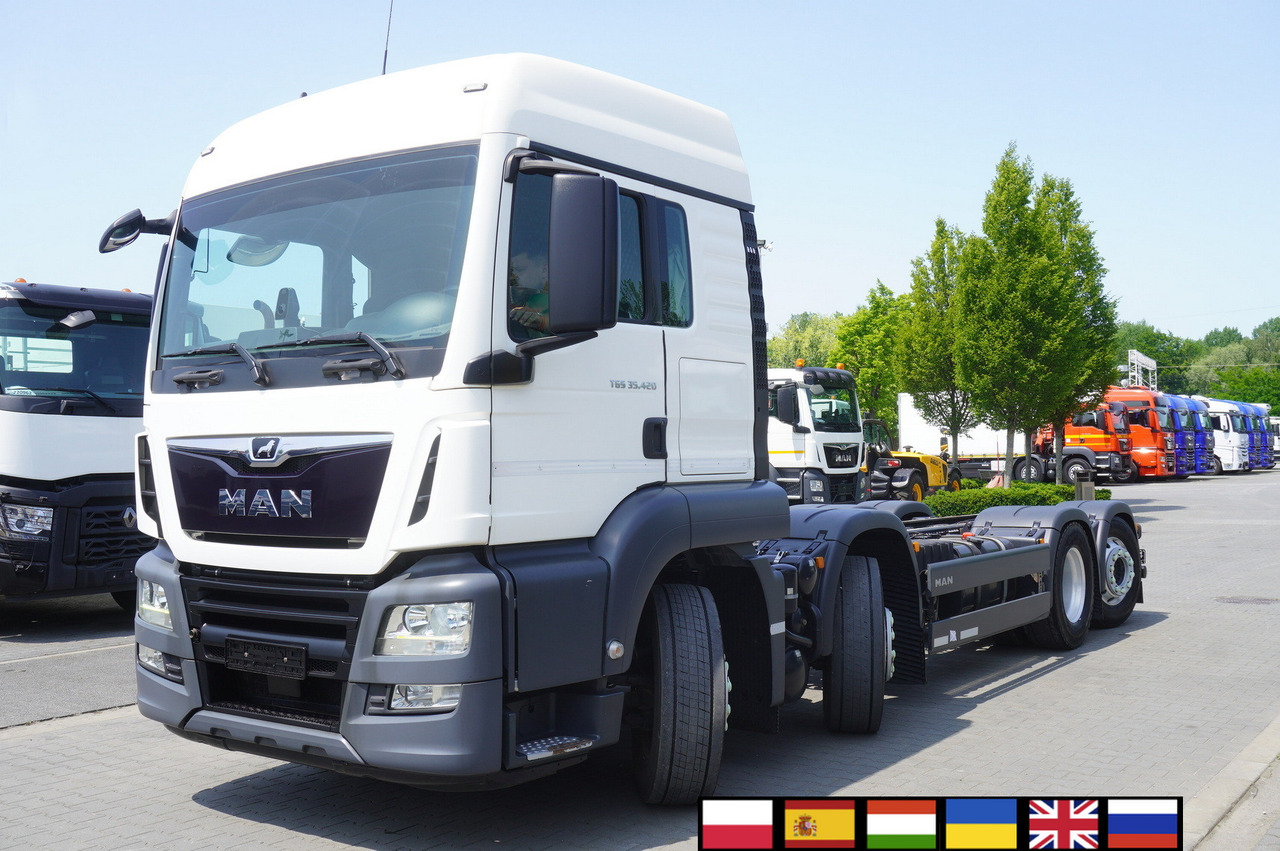 MAN TGS 35.420 8x2 / Chassis 6.4 m / 3 steered axles - Camión grúa: foto 1 MAN TGS 35.420 8x2 / Chassis 6.4 m / 3 steered axles - Camión grúa: foto 1