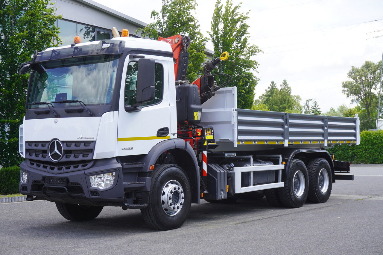 MERCEDES-BENZ AROCS 2633 6x4 / 5.5 T crane FASSI F135 / Tipper 15 EPAL - Camión volquete, Camión grúa: foto 2 MERCEDES-BENZ AROCS 2633 6x4 / 5.5 T crane FASSI F135 / Tipper 15 EPAL - Camión volquete, Camión grúa: foto 2