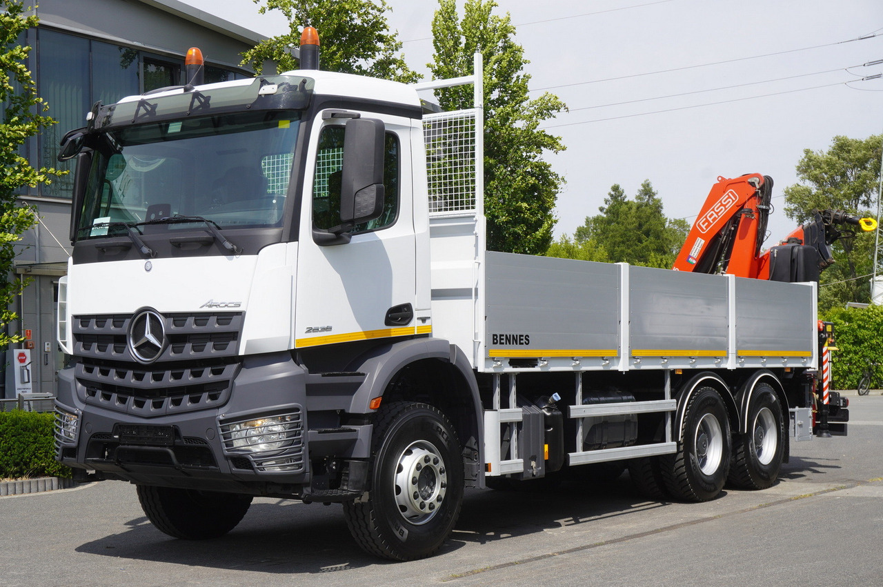 MERCEDES-BENZ Arocs 2633 flatbed truck / Crane FASSI F155A.0.23 / REMOTE CONTROL / 230,000 km - Camión caja abierta, Camión grúa: foto 2 MERCEDES-BENZ Arocs 2633 flatbed truck / Crane FASSI F155A.0.23 / REMOTE CONTROL / 230,000 km - Camión caja abierta, Camión grúa: foto 2