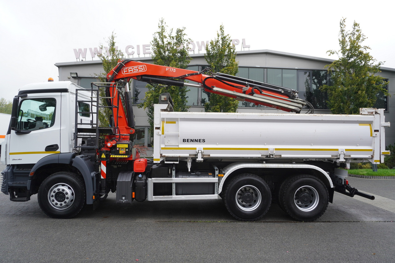 MERCEDES-BENZ Arocs 2636 6x4 / Fassi F175 / 7.7 t / 10 m / 2-side tipper / Bortmatic - Camión volquete, Camión grúa: foto 3 MERCEDES-BENZ Arocs 2636 6x4 / Fassi F175 / 7.7 t / 10 m / 2-side tipper / Bortmatic - Camión volquete, Camión grúa: foto 3