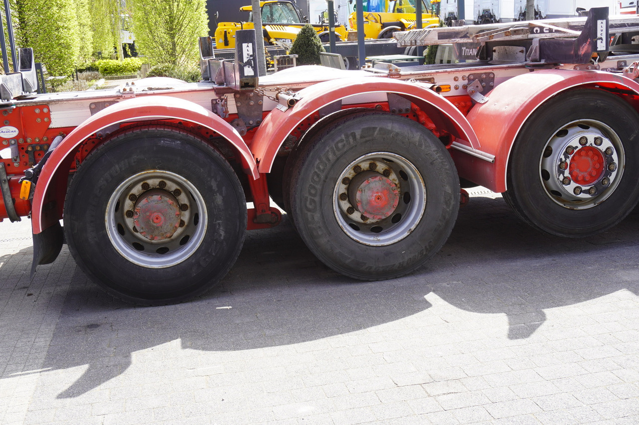 Camión chasis para transporte de madera Mercedes-Benz Arocs 3563 8 × 4 / 630 HP / steered axle / Logging superstructure: foto 16