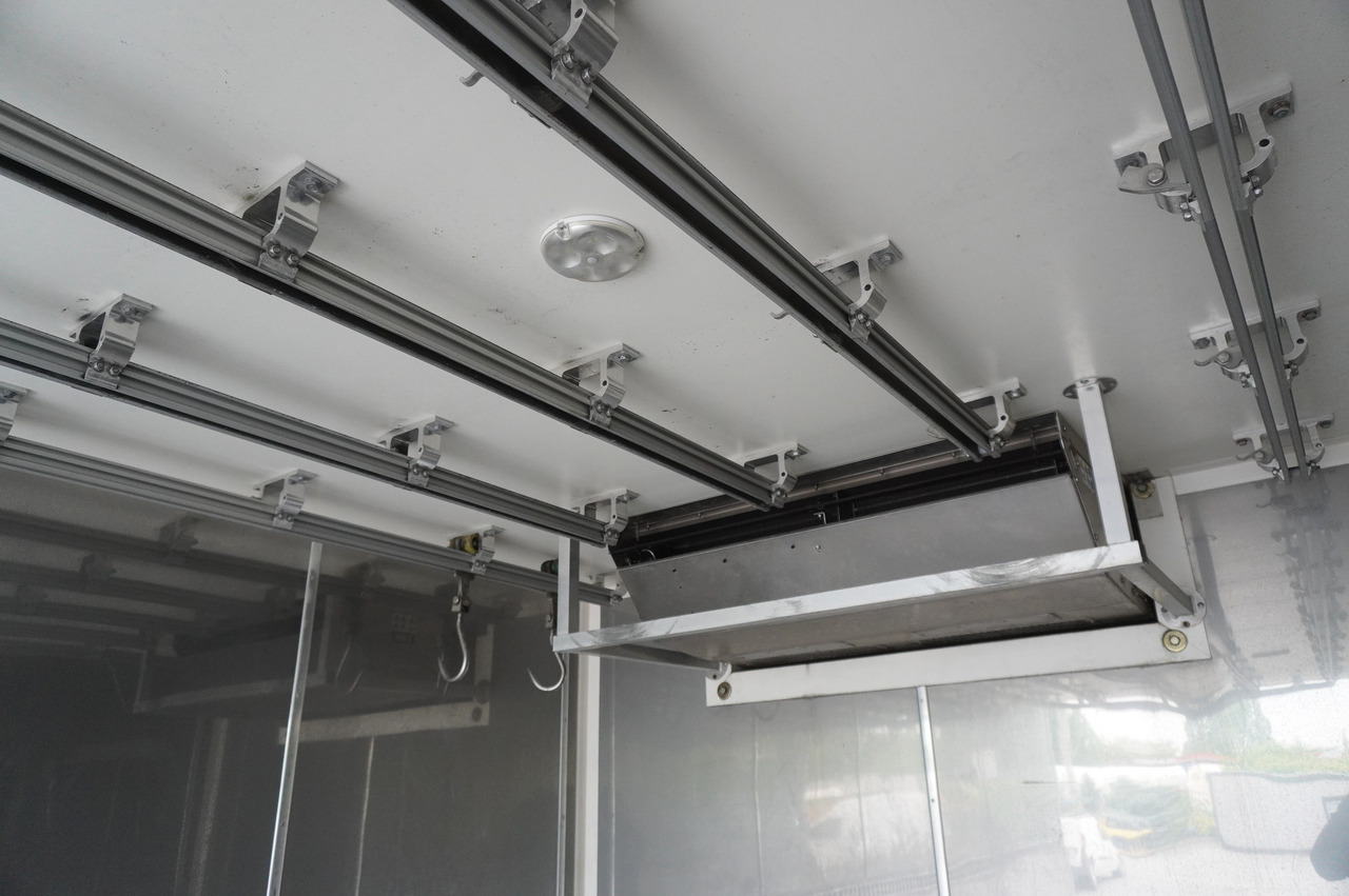Camión frigorífico para transporte de carne RENAULT D13 / 140 tho km !!! / Meat hook refrigerator / Thermoking T800R / 2 units: foto 13