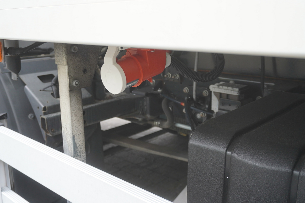 Camión frigorífico para transporte de carne RENAULT D13 / 140 tho km !!! / Meat hook refrigerator / Thermoking T800R / 2 units: foto 10