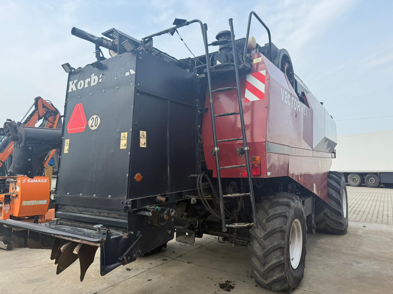 ROSTSELMASH VECTOR 425 RSM-101 grain harvester + Header 5 m + rapeseed harvesting extension / 2300 MTH - Cosechadora de granos: foto 3 ROSTSELMASH VECTOR 425 RSM-101 grain harvester + Header 5 m + rapeseed harvesting extension / 2300 MTH - Cosechadora de granos: foto 3