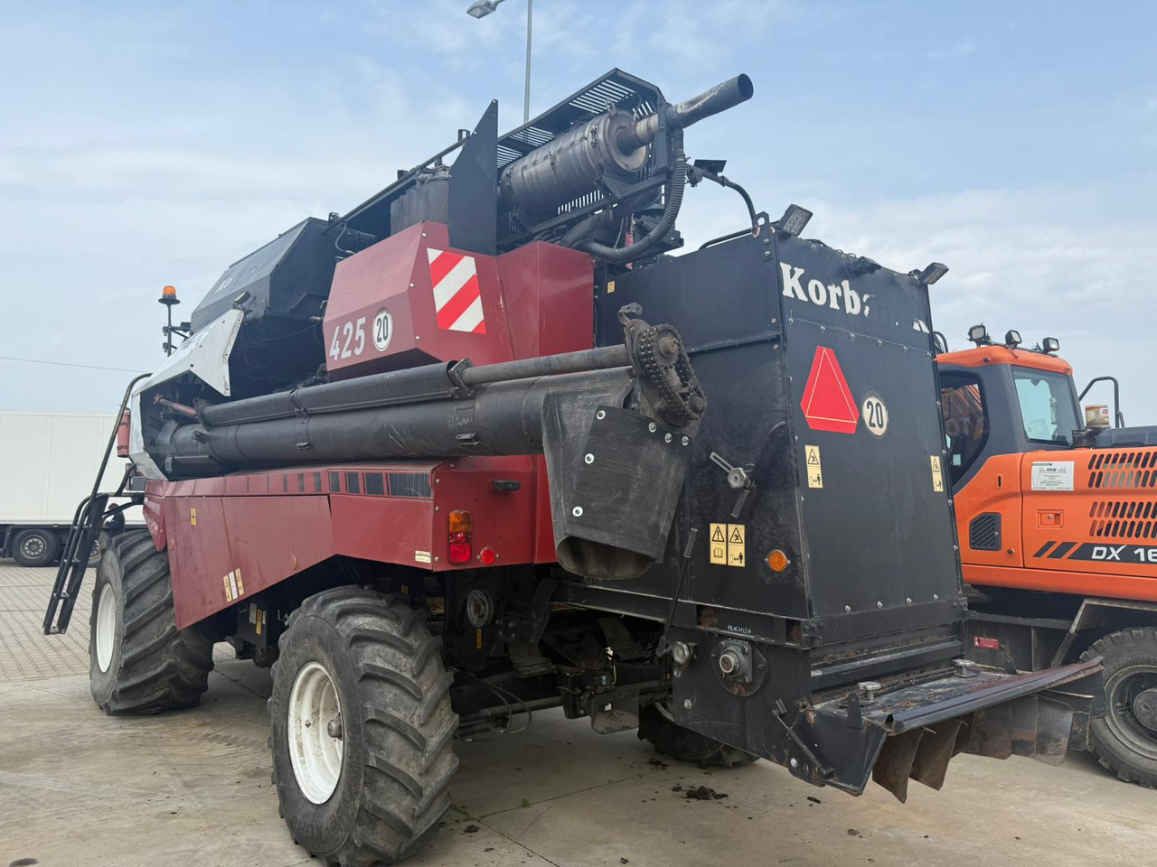 ROSTSELMASH VECTOR 425 RSM-101 grain harvester + Header 5 m + rapeseed harvesting extension / 2300 MTH - Cosechadora de granos: foto 2 ROSTSELMASH VECTOR 425 RSM-101 grain harvester + Header 5 m + rapeseed harvesting extension / 2300 MTH - Cosechadora de granos: foto 2