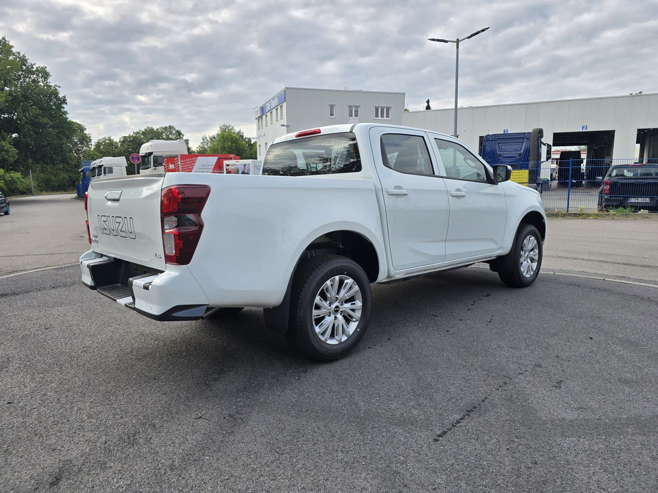 Isuzu PICK UP LS inkl. Ladeflächenausspritzung, 25er M - SUV/ Todoterreno: foto 3 Isuzu PICK UP LS inkl. Ladeflächenausspritzung, 25er M - SUV/ Todoterreno: foto 3