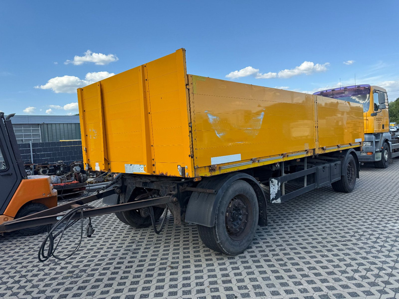 Schwarzmüller T 202 L: 6500 mm - Remolque plataforma/ Caja abierta: foto 1 Schwarzmüller T 202 L: 6500 mm - Remolque plataforma/ Caja abierta: foto 1