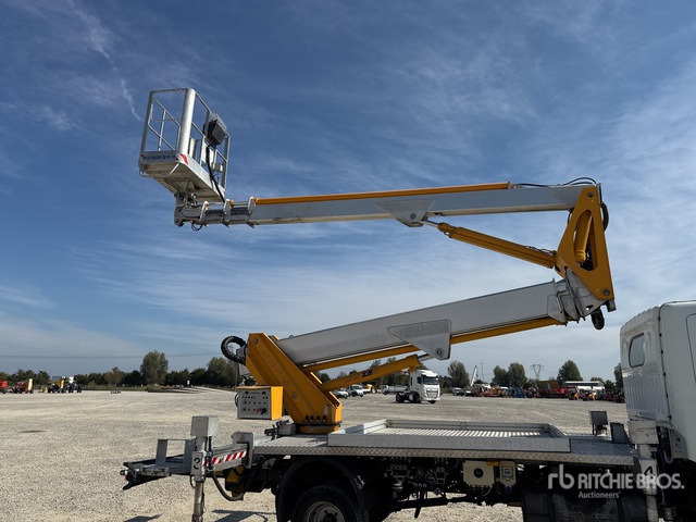 2011 Nissan Cabstar 35 - 11 2011 Multitel Pagliero MX250EX ... Bucket Truck - Camión con plataforma elevadora: foto 5 2011 Nissan Cabstar 35 - 11 2011 Multitel Pagliero MX250EX ... Bucket Truck - Camión con plataforma elevadora: foto 5
