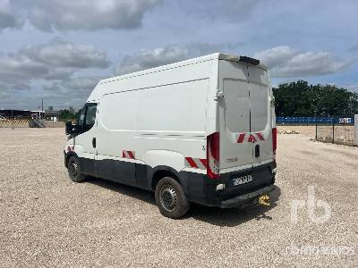 IVECO DAILY 35-140 Vhicule Utilitaire (Inoperable) - Camión caja cerrada: foto 2 IVECO DAILY 35-140 Vhicule Utilitaire (Inoperable) - Camión caja cerrada: foto 2