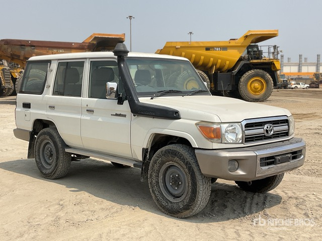 2011 Toyota Land Cruiser LX 76R 4x4 SUV - SUV/ Todoterreno: foto 1 2011 Toyota Land Cruiser LX 76R 4x4 SUV - SUV/ Todoterreno: foto 1