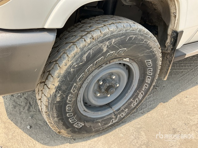 2011 Toyota Land Cruiser LX 76R 4x4 SUV - SUV/ Todoterreno: foto 5 2011 Toyota Land Cruiser LX 76R 4x4 SUV - SUV/ Todoterreno: foto 5