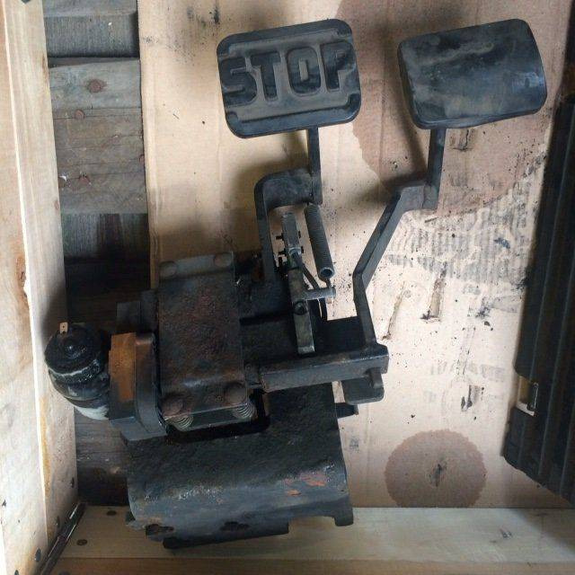 Brake & Accelerator for Linde R14-20, BR 115-02/115-C-02 - Pedal para Equipo de manutención: foto 1 Brake & Accelerator for Linde R14-20, BR 115-02/115-C-02 - Pedal para Equipo de manutención: foto 1