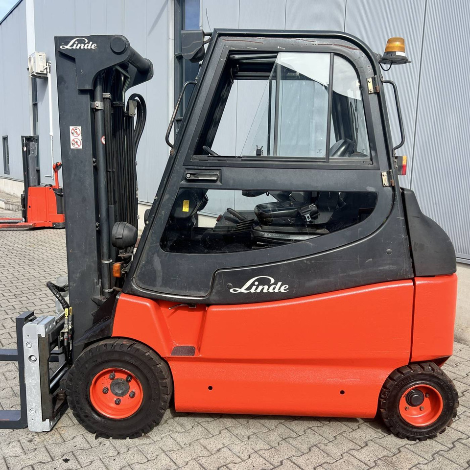 Linde E30-600S (336-03) - Carretilla elevadora eléctrica: foto 2 Linde E30-600S (336-03) - Carretilla elevadora eléctrica: foto 2