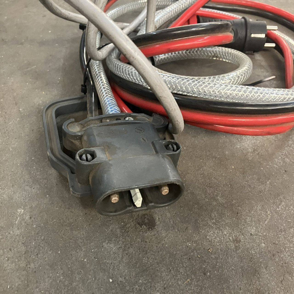 Hawker E24V/30A - Recambio para Equipo de manutención: foto 4 Hawker E24V/30A - Recambio para Equipo de manutención: foto 4