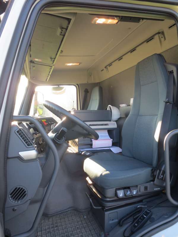 Foto del interior 1: Camión cisterna Volvo FM