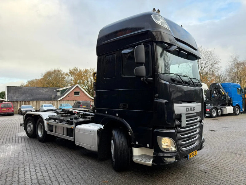 DAF XF 440 6x2 Hyva Haakarm Stuuras 660.119KM! NL Truck APK 03-2026 - Camión multibasculante: foto 4 DAF XF 440 6x2 Hyva Haakarm Stuuras 660.119KM! NL Truck APK 03-2026 - Camión multibasculante: foto 4