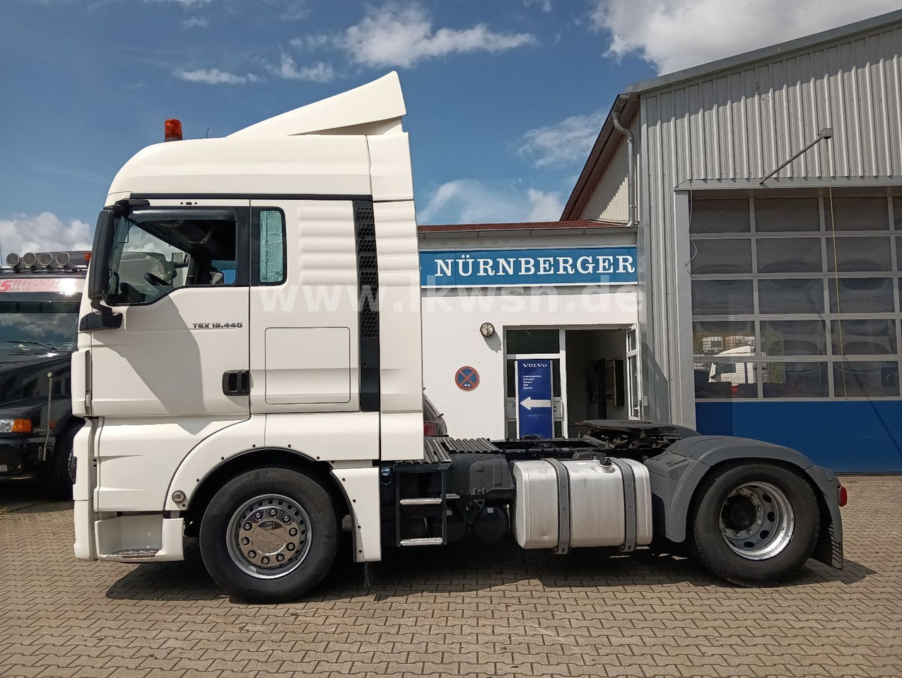 MAN TGX 18:440 FLT XLX 2xTank Klima Spoiler Kühlbox MAN TGX 18:440 FLT XLX 2xTank Klima Spoiler Kühlbox - Cabeza tractora: foto 1 MAN TGX 18:440 FLT XLX 2xTank Klima Spoiler Kühlbox MAN TGX 18:440 FLT XLX 2xTank Klima Spoiler Kühlbox - Cabeza tractora: foto 1