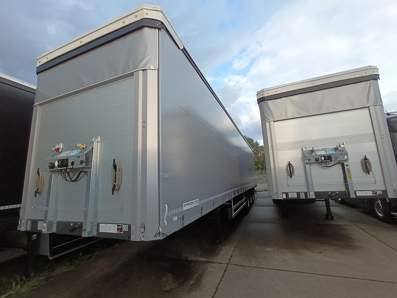 Schwarzmüller PowerLine LIFT/LENKACHSE HUBDACH 5880kg NEU Schwarzmüller PowerLine LIFT/LENKACHSE HUBDACH 5880kg NEU - Semirremolque lona: foto 3 Schwarzmüller PowerLine LIFT/LENKACHSE HUBDACH 5880kg NEU Schwarzmüller PowerLine LIFT/LENKACHSE HUBDACH 5880kg NEU - Semirremolque lona: foto 3
