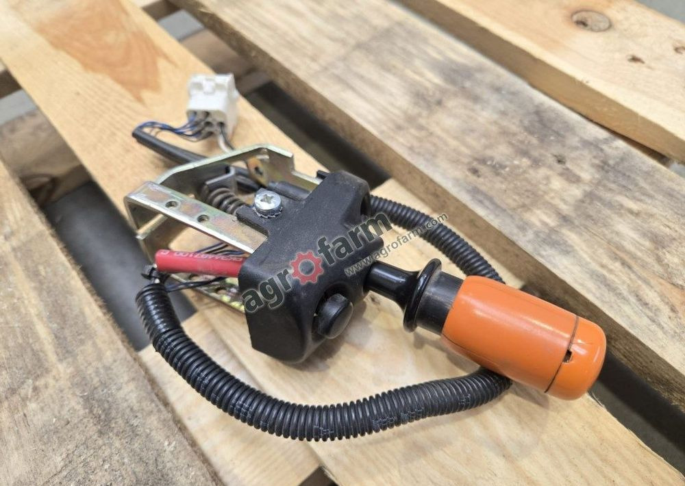 Przełącznik rewersu Valtra T171, T181, T191, 8550 - Sistema eléctrico: foto 1 Przełącznik rewersu Valtra T171, T181, T191, 8550 - Sistema eléctrico: foto 1