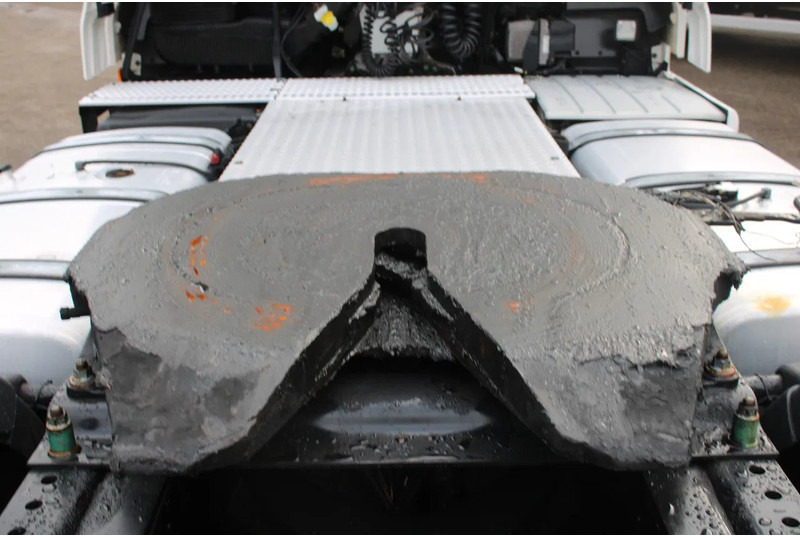 Cabeza tractora MAN TGX 18.440 + euro 6 + double tank + spoiler: foto 9