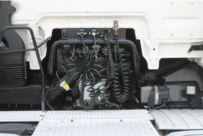 Cabeza tractora MAN TGX 18.440 + euro 6 + double tank + spoiler: foto 11