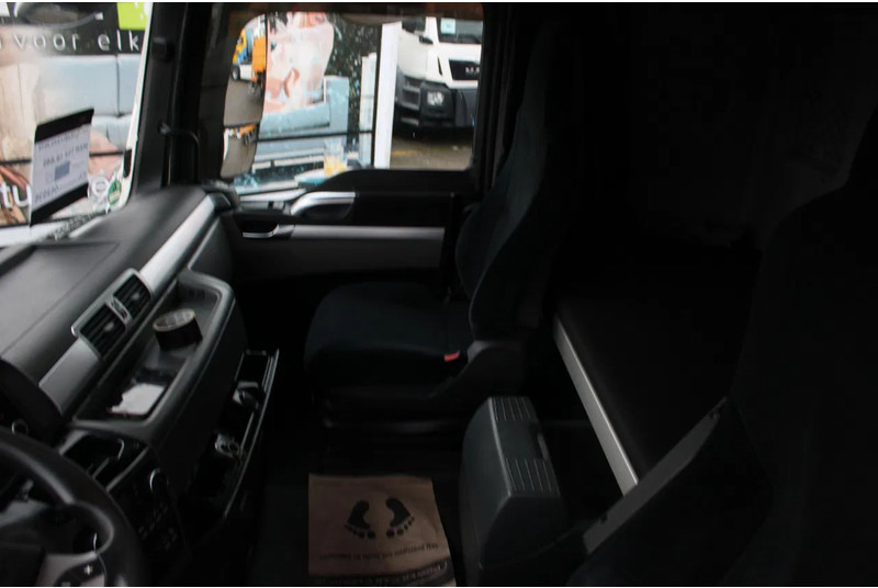 Cabeza tractora MAN TGX 18.440 + euro 6 + double tank + spoiler: foto 15