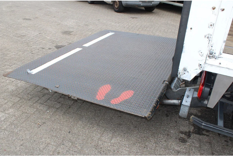 Camión caja cerrada DAF LF 210 + euro 6 + lift + 12T + 3P: foto 8