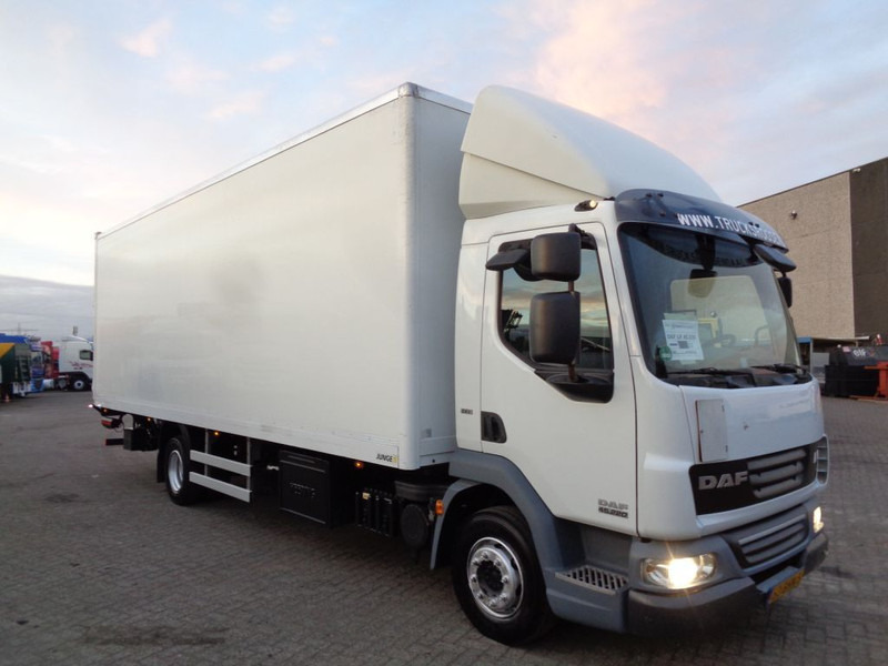 DAF LF 45.220 + Euro 5 + Dhollandia Lift + Manual - Camión caja cerrada: foto 3 DAF LF 45.220 + Euro 5 + Dhollandia Lift + Manual - Camión caja cerrada: foto 3
