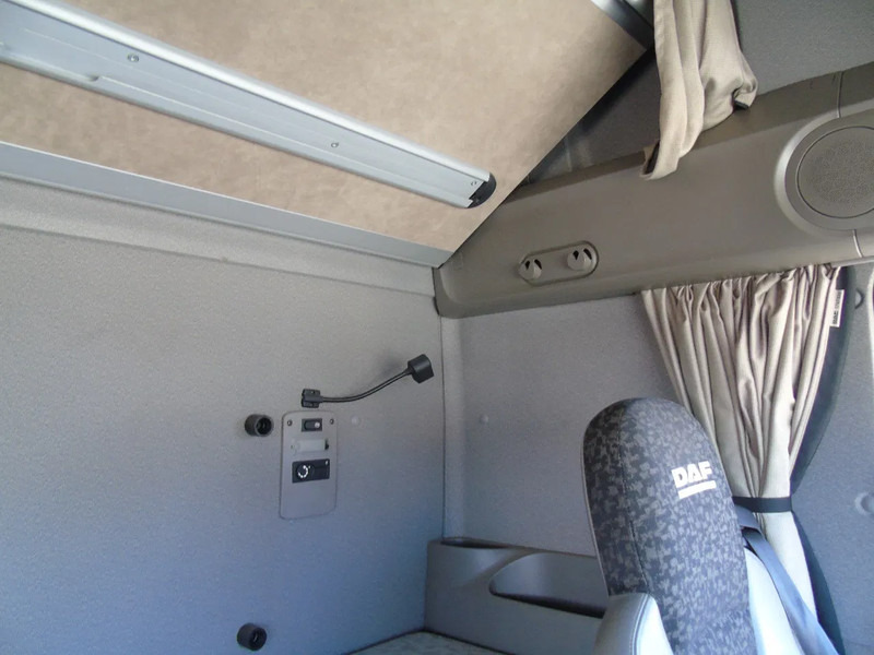 DAF XF 105 .460 + MANUAL + EURO 5 - Camión caja cerrada: foto 5 DAF XF 105 .460 + MANUAL + EURO 5 - Camión caja cerrada: foto 5